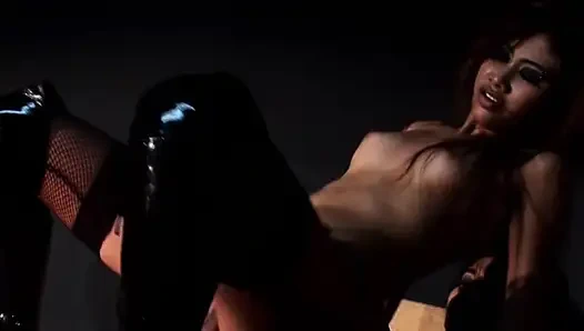 Vahşi Asyalı kızlar zar zor sikilmeyi seviyor