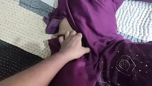 Desi village girl indian bhabhi ke Ghar per cudai ka MMS