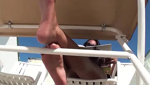 Pemujaan kaki antar ras di bawah sinar matahari