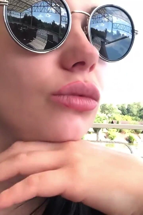 Lambida sexy de lábios grandes e cheirando lábios e beijo e fetiche de óculos no lago