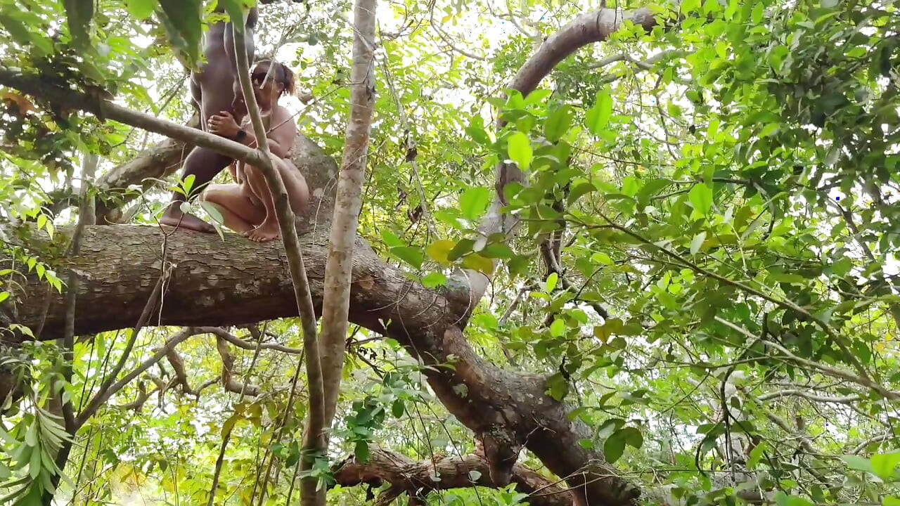 FRIEND I CAUGHT IT IN THE FOREST AND I PUT MY COCK VERY HARD GIVING A SIP INSIDE MY ASS