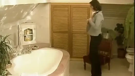 Schau zu, wie dieses deutsche schätzchen im badezimmer mit ihrer muschi spielt