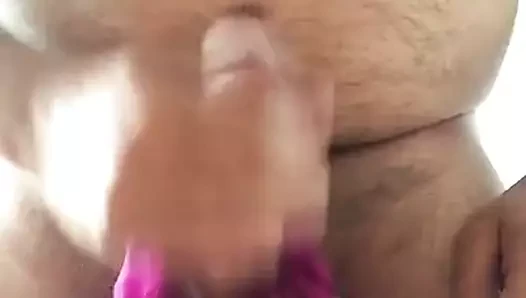 Adam karısının külotuyla mastürbasyon yapıyor