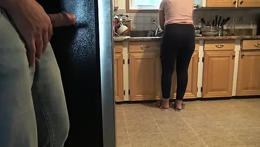 Stiefmutter hat mich beim masturbieren und ejakulieren auf ihrem dicken arsch fast erwischt