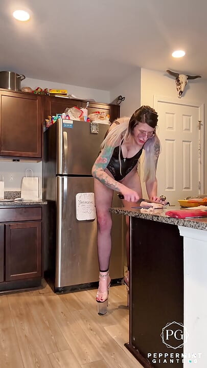 Giganta sirve piccata de pollo en tacones de 8 pulgadas y lencería negra