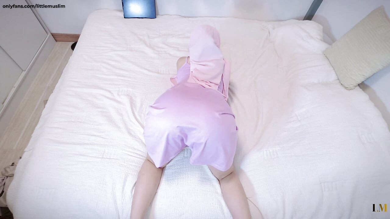 POV: Malezyjska hijabi dziewczyna twerking w łóżku pokazując jej tyłek w fioletowej sukience