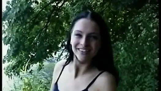 Милашка-брюнетка со зияющей киской на кастинге