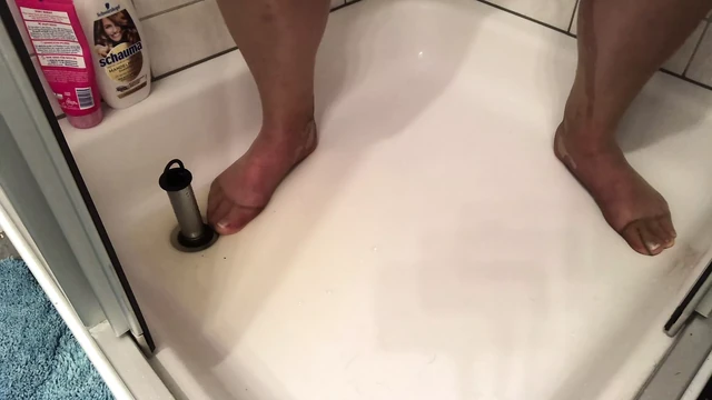HotLeyla86 – I really need to piss
