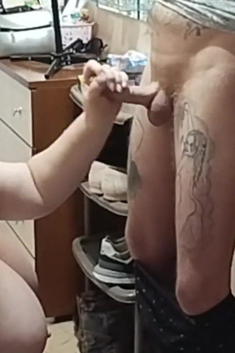 Hete milf met grote tieten in plaats van tip trekt zich af en zuigt mijn lul van dichtbij af