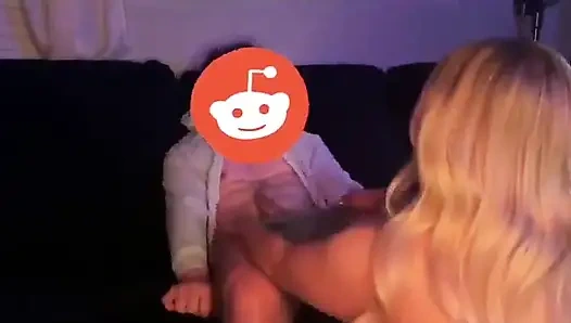 Aku mengambil keperawanannya dan membuatnya muncrat di dalam diriku dengan cepat menunggangi redditor