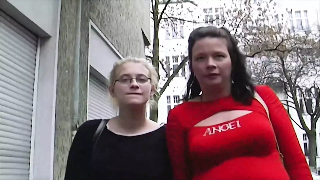 Hai kinh ngạc và sừng người Đức gà con chia sẻ một dài dildo