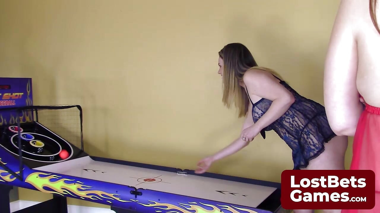 Paddles aguardam os melhores perdedores do jogo Strip Skee Ball