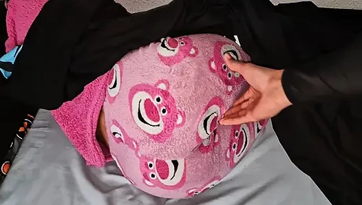 Mitbewohnerin ich vergiss, die tür zu ihrem zimmer zu schließen, sie irrt mich mit ihrem freund und ich ficke am ende ihre enge muschi, und denke über ihr novi