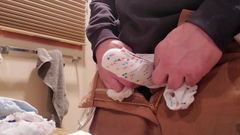 Fuite de pré-éjaculation dans plusieurs paires de culottes de belle-mère