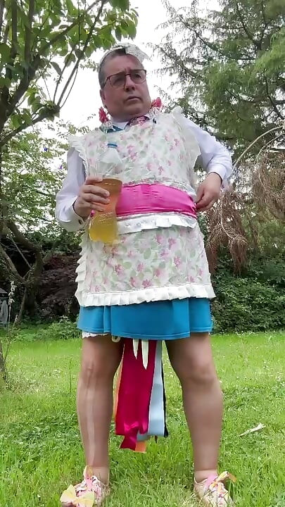 Kertész ruhában, hogy pisi zuhanyozzon palackokkal