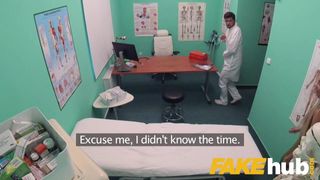 Fałszywy szpital słodka blondynka Rosjanka zjada cum