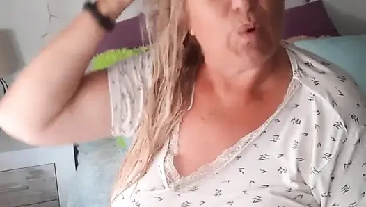 Fina plaudert, während sie komplett nackt aus der dusche kommt und sich fertig macht