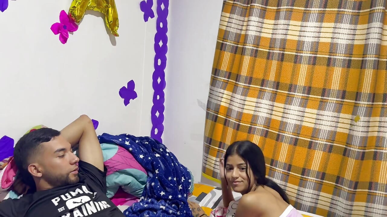 Bu güzel sıska kızın paraya ihtiyacı var ve ona orgazmlarla lezzetli bir sikiş sunuyorum.