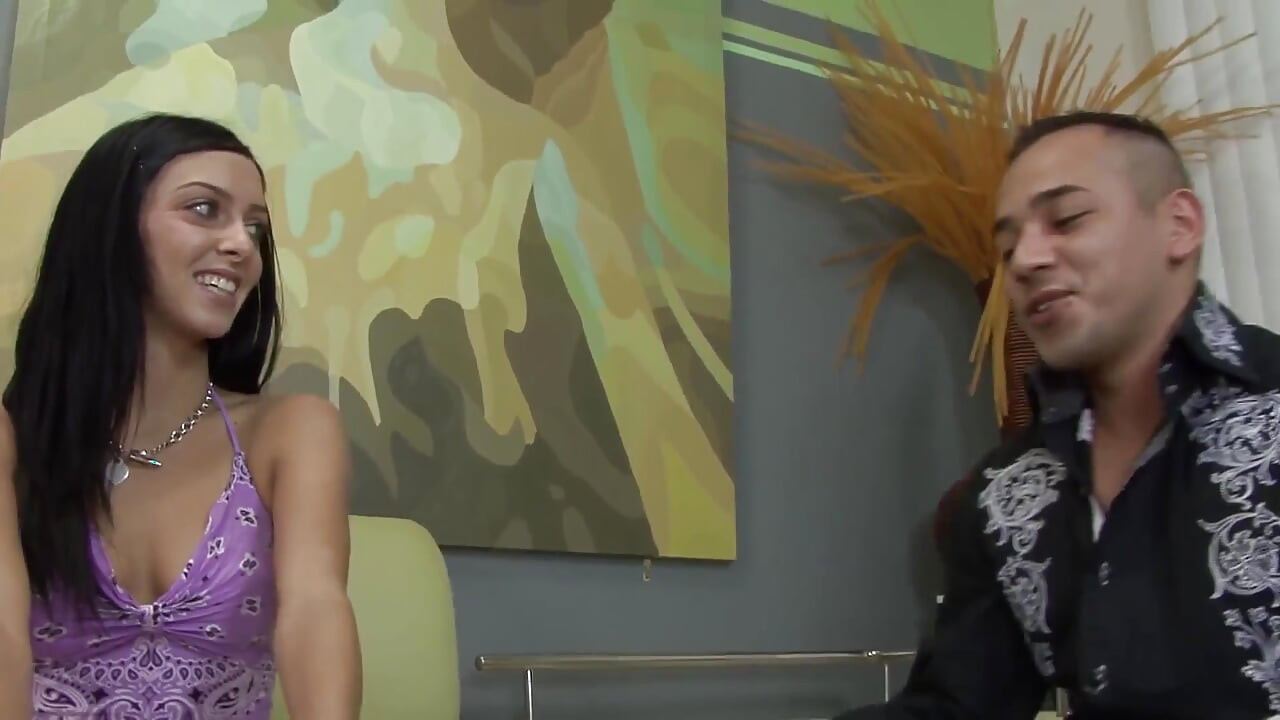 Nauljenu brinetu ljepoticu jebe sretnik