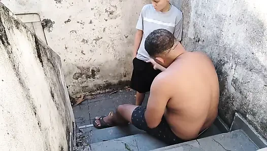 Merdivenlerdeki lezbiyenlerin üstüne top gibi yediyorum