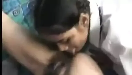 Горячий 18-летний индийский лесбийский оральный секс