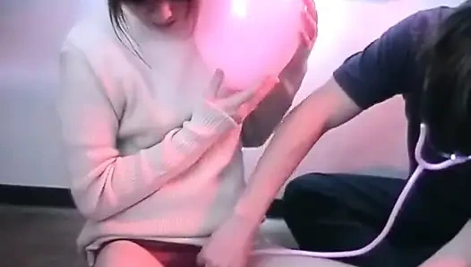 Японской девушке нравится на полу