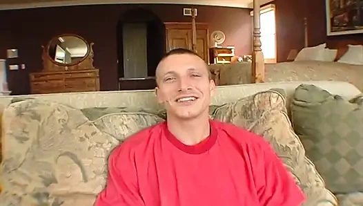 Schlampe bückt sich, als ein massiver schwanz muschi bis zum abspritzen bohrt