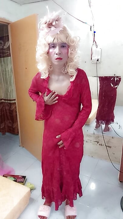 Oanh Le变性人穿着自拍鸡巴梗礼服