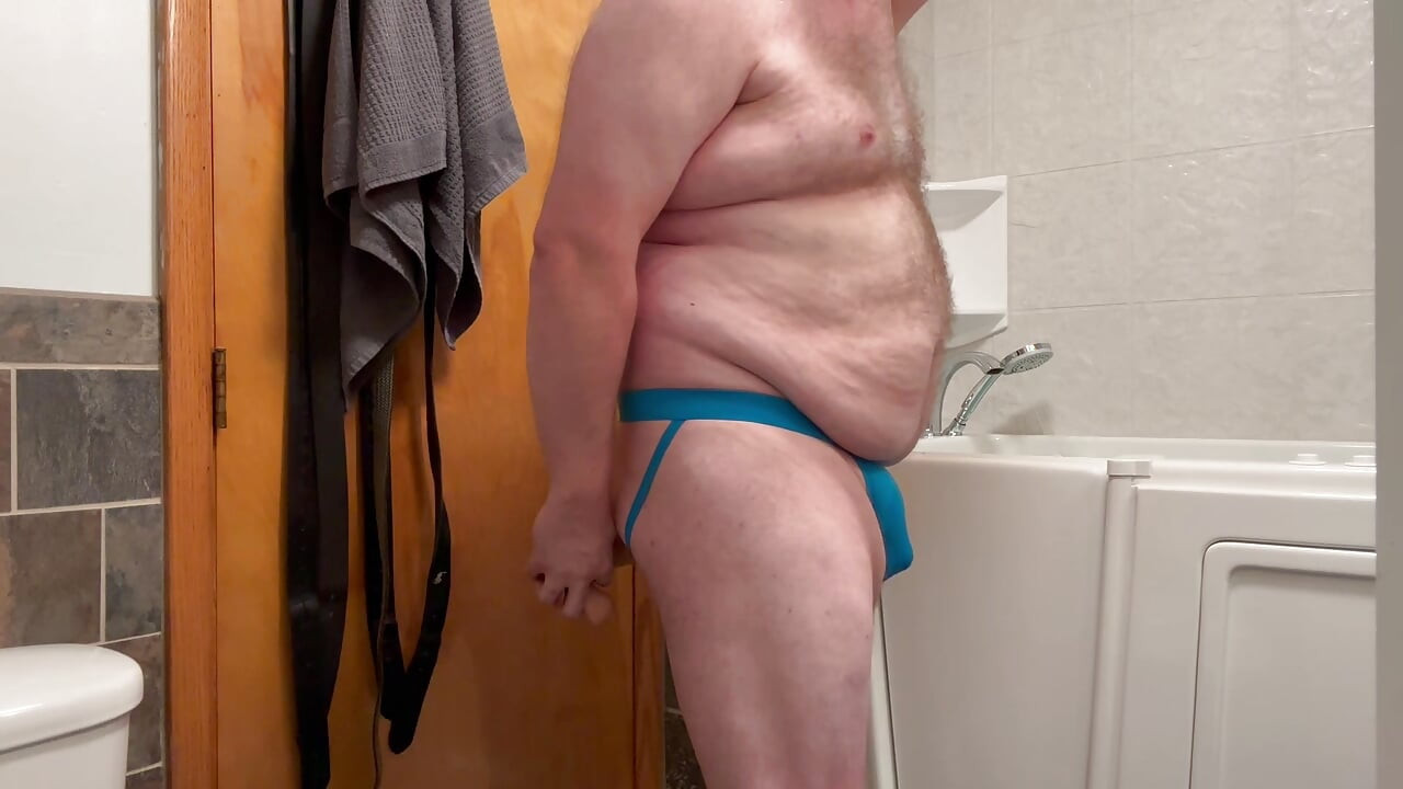 Пухлый с большим животом сквиртует через Jockstrap во время использования дилдо