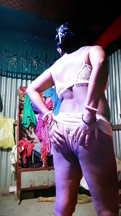 Lokal mamoni bhabi hot mastarbeit in solo so sexy  in indian village girl