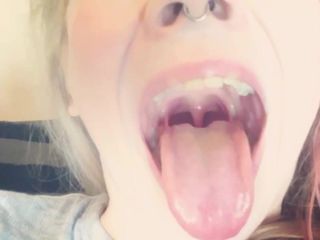Heißes Küken zeigt lange Zunge, Uvula, Fetisch mit offenem Mund