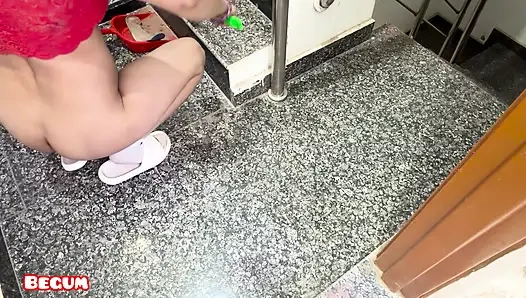 Holi festivalinden sonra yengenin rengini ve döllerini temizliyor