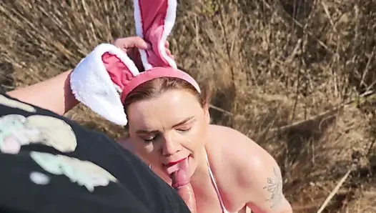 Polnischer Hase Auf Dem Feld Gefickt. Er Lutscht Schwanz, Bis Er Auf Seine Titten Kommt.