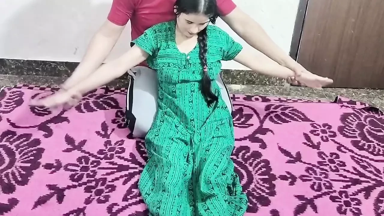 Chachi ka ji ne jabar dasti bröst daba kar pela