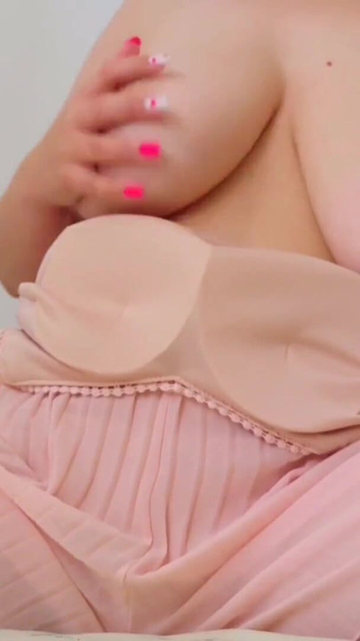 Junges hottie mit großen brüsten trug kleider und machte ein amateur-video - Luxus-orgasmus - LuxuryOrgasm | Clip 1