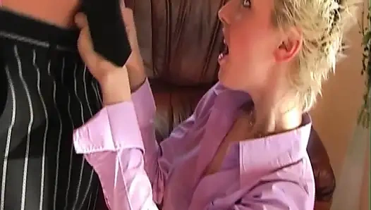 Cewek rambut pirang di-fingering liar di sofa