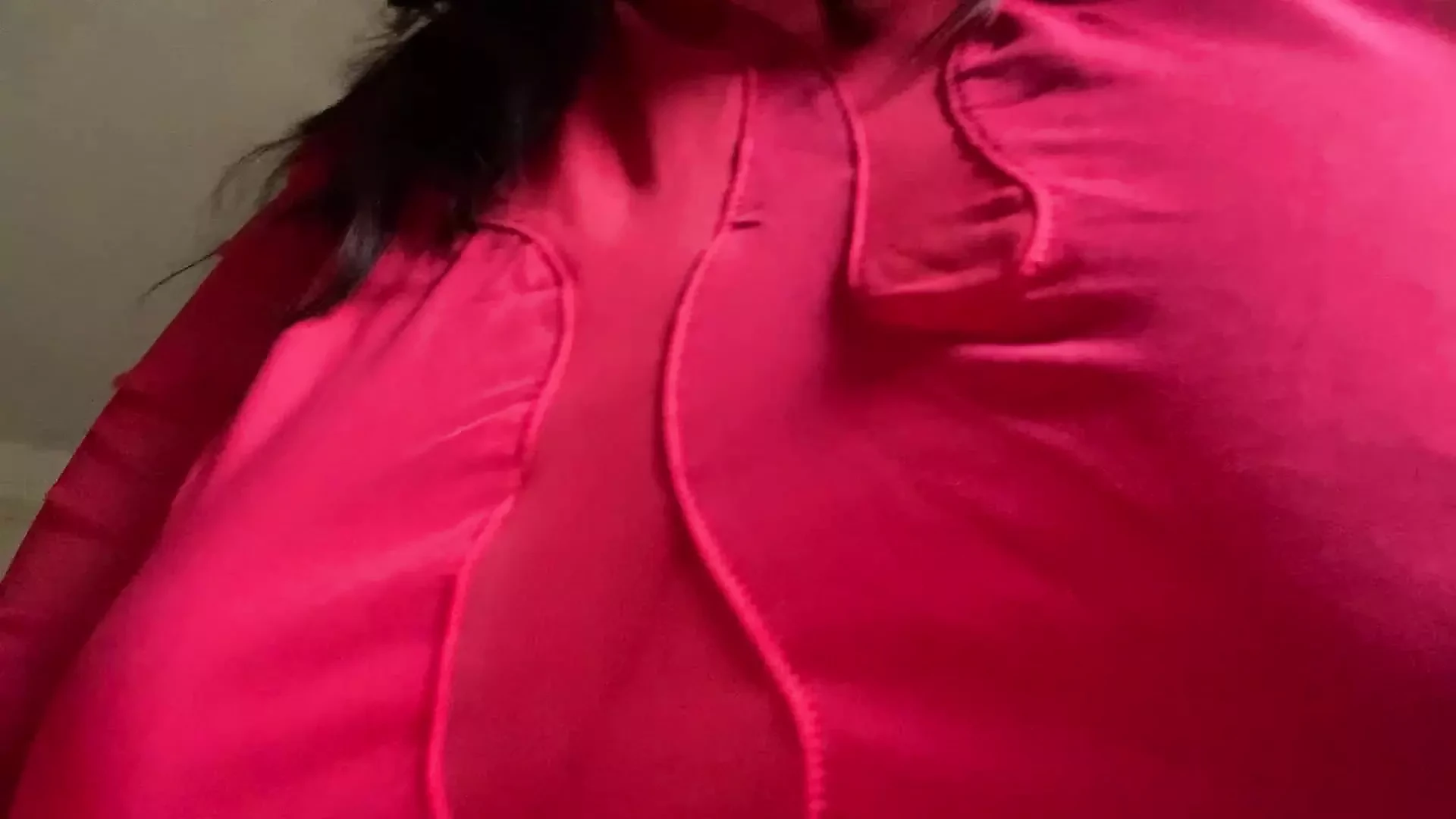 Bluză roșie sexy și țâțe mari