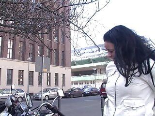 我完美的骑摩托车的德国女友