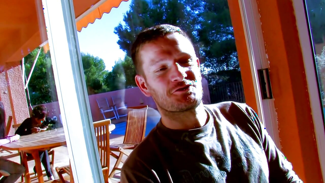 Ragut yang kuat ditembusi dua perempuan jalang miang