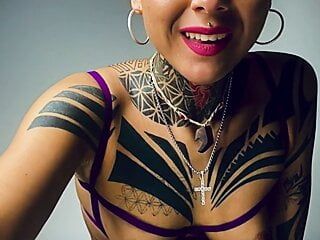 Dança de strip, corpo tatuado