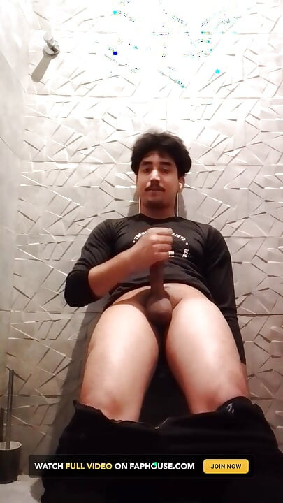 Quando o garoto bonito da Índia se masturba com seu pênis ereto