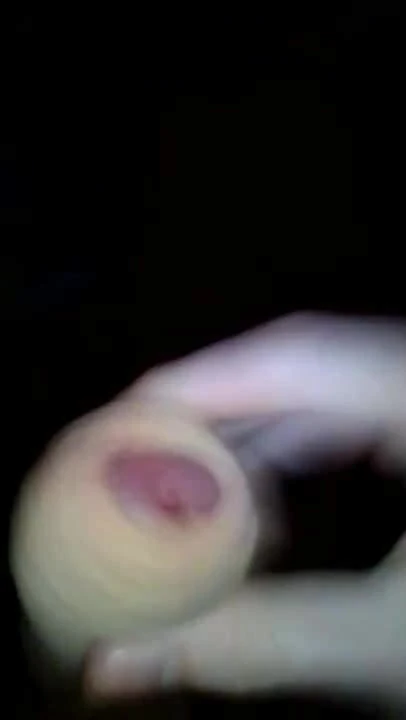 Er masturbiert vor einer Video-Pornografie