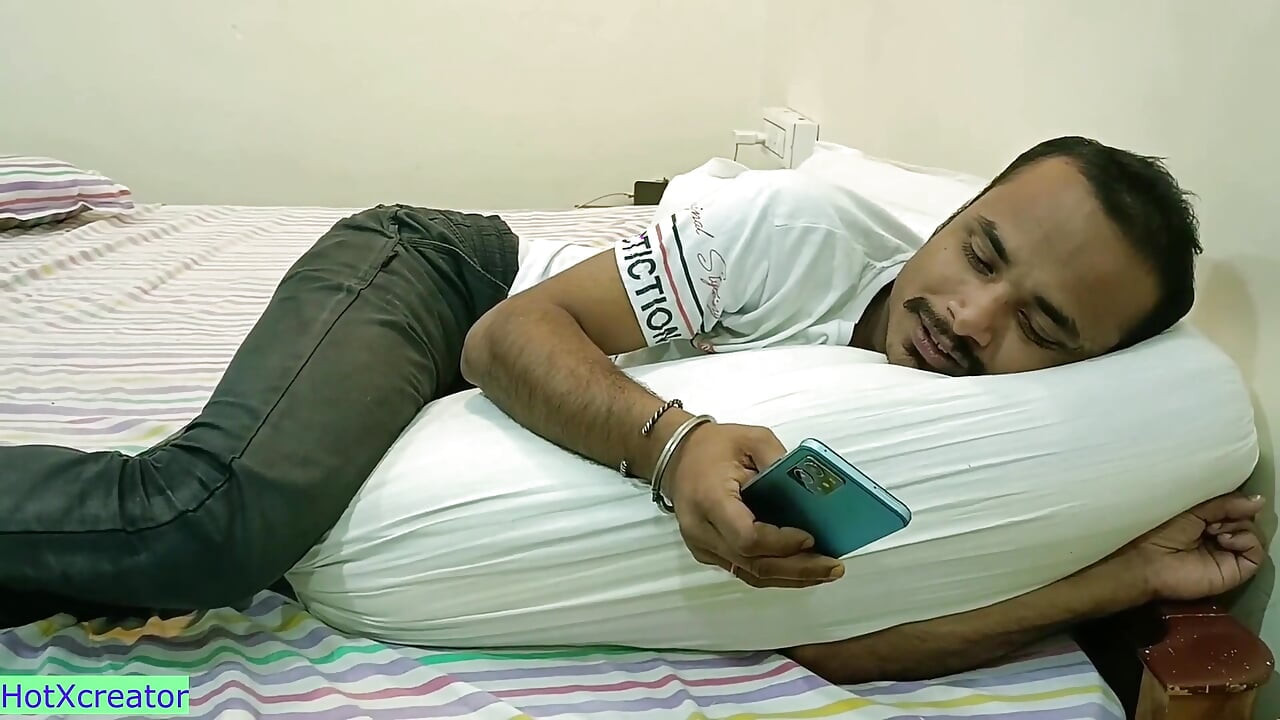 Une petite amie infidèle partagée pour baiser ! Trio indien