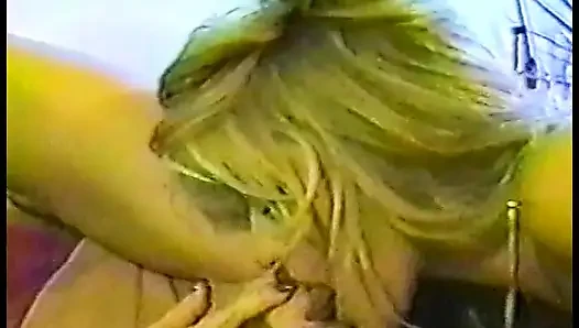 Cewek sange rambut pirang dengan itil lagi asik mainin memek mupit pacarnya yang lagi dicukur