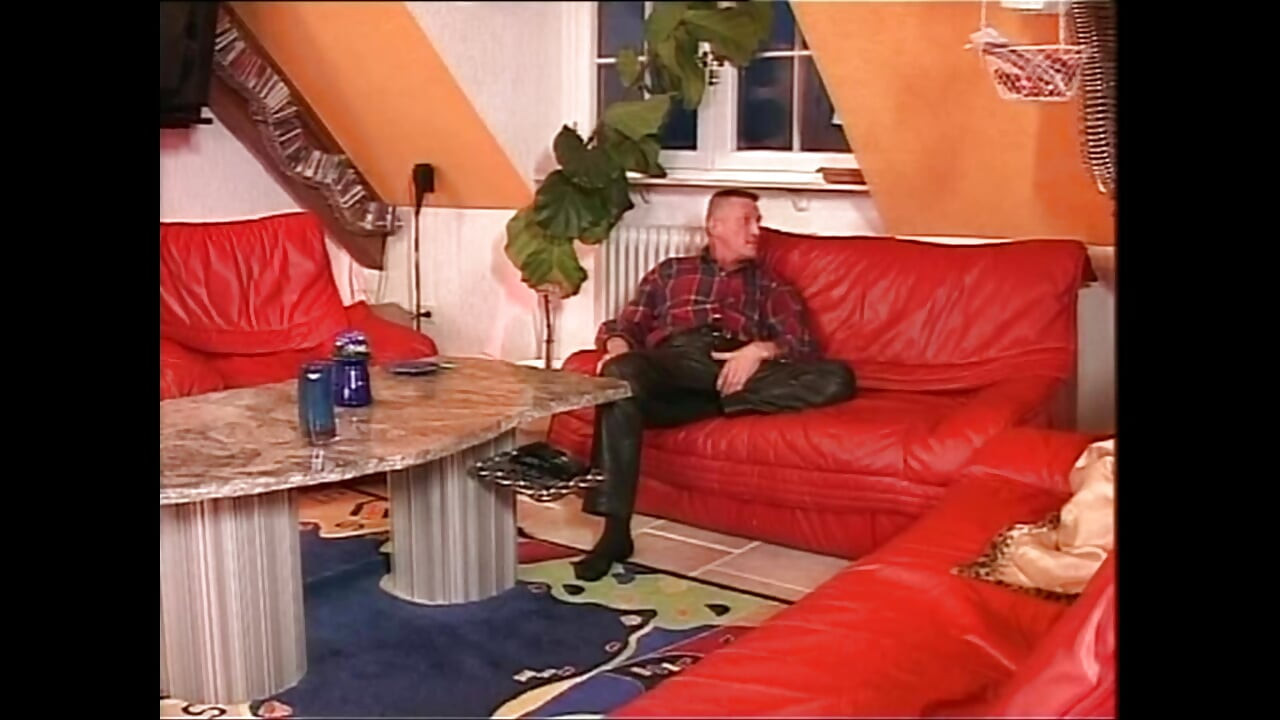 Fantastik klasik orta yaşlı seksi kadınlar büyük boşayan yaraklarla götten ve amından sikiliyor