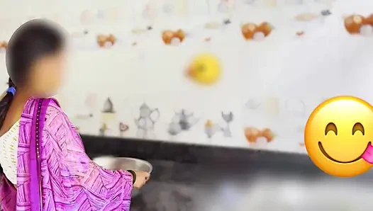 Hintli masum köylü kızı (hizmetçi kız) patronun evine yarakla girdi ve patron tarafından sikildi
