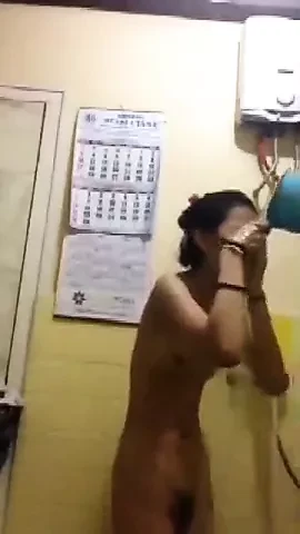 Awek melayu mandi bogel
