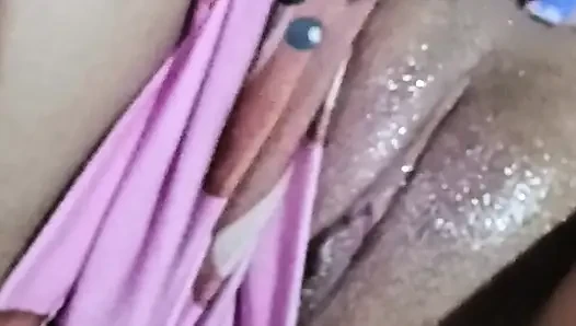 Gadis India menunjukkan vaginanya dan pantatnya terbuka