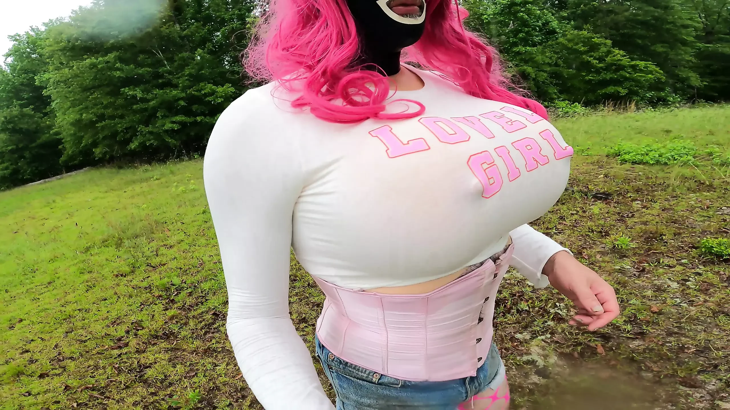 Gaint Fake tits Jon Strašilo šeta šumom u daisy dukes i uskom topu dok masturbira