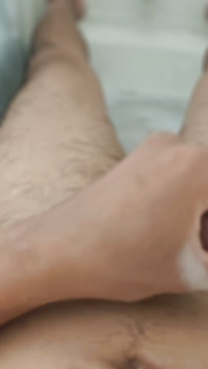 Relaxed Bath Wank: Jerking Off in the Tub and Feeling Good